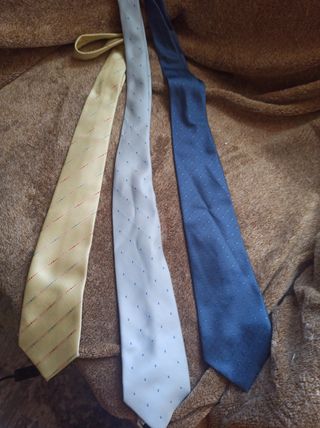 Corbatas de diferentes colores