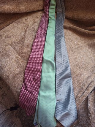 Corbatas de diferentes colores