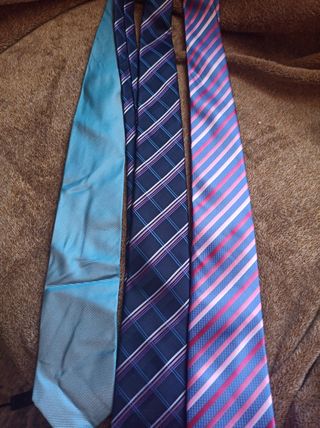 Corbatas de diferentes colores
