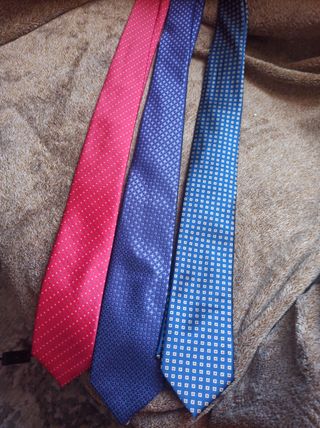 Corbatas de diferentes colores
