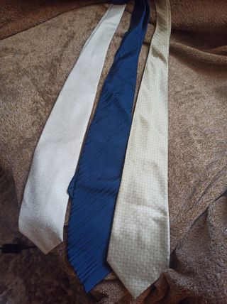 Corbatas de diferentes colores