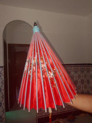 Sombrilla roja de tela y madera