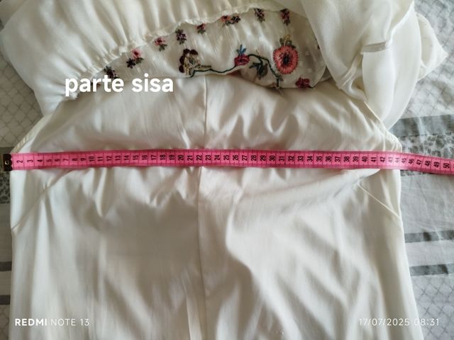 Vestido corto en color crudo con pantalón .