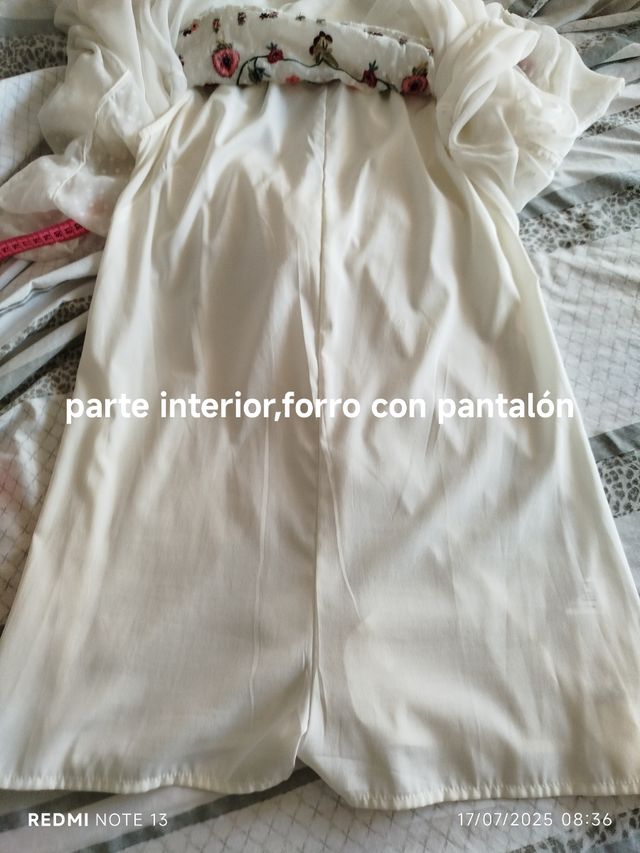 Vestido corto en color crudo con pantalón .