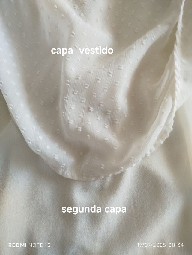 Vestido corto en color crudo con pantalón .