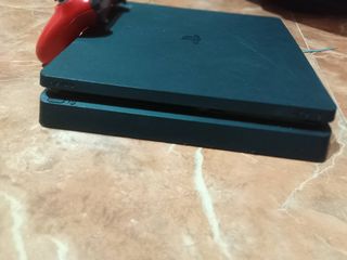 PS4 (PlayStation 4) Slim - Negra con mando rojo