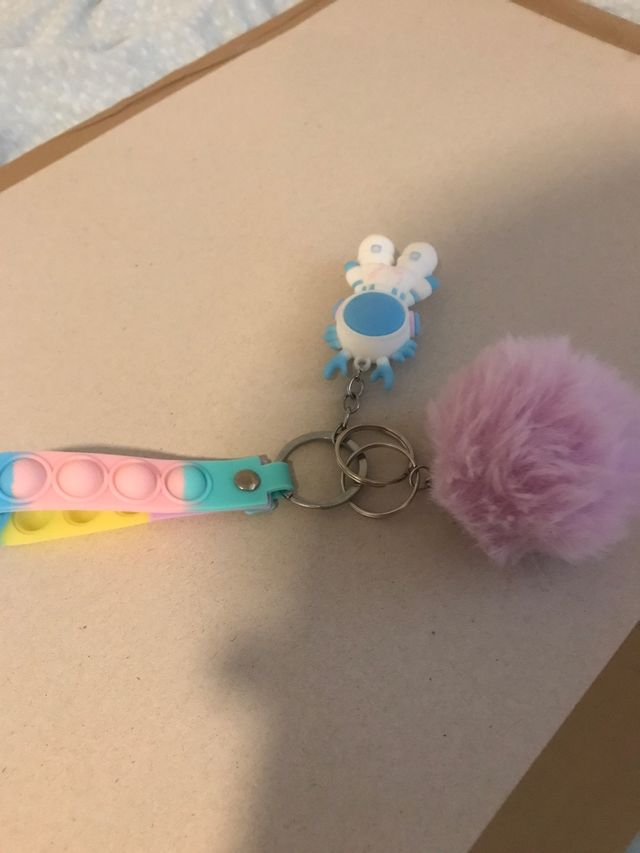 Llavero Popit Astronauta y bola de pelo rosa