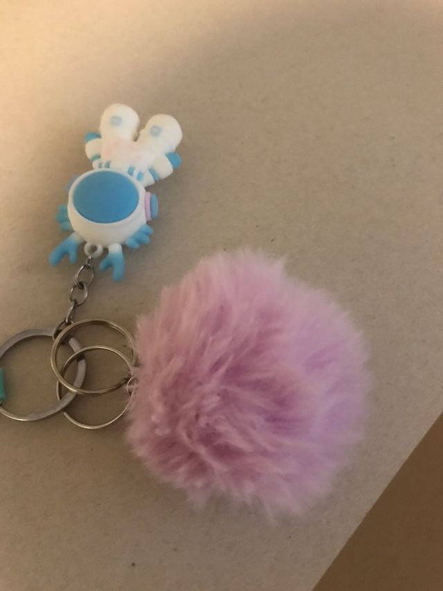 Llavero Popit Astronauta y bola de pelo rosa