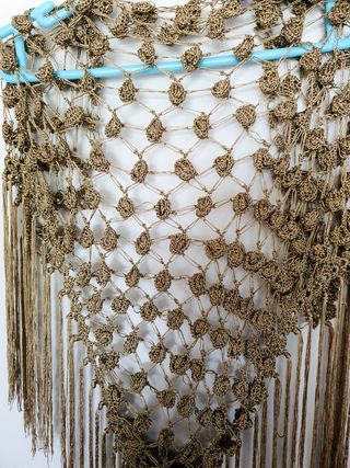 Mantoncillo crochet dorado viejo