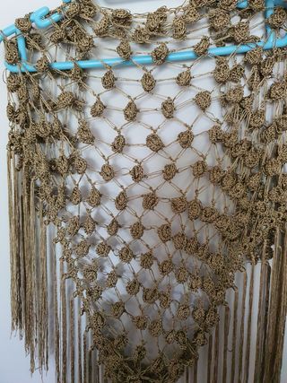 Mantoncillo crochet dorado viejo