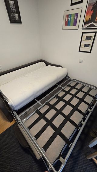 Sofá cama gris oscuro,  2 plazas. Abatible.