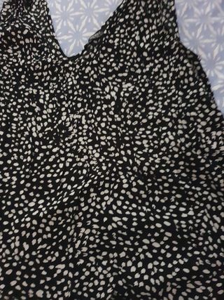 Blusa negra y blanca con lunares