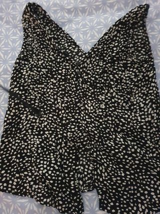 Blusa negra y blanca con lunares
