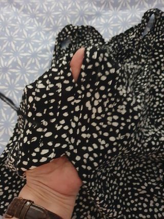 Blusa negra y blanca con lunares