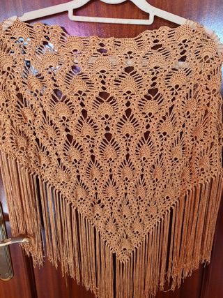 Mantoncillo crochet dorado
