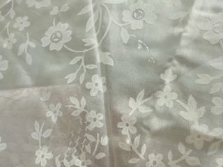 Mantel organza beige y blanco