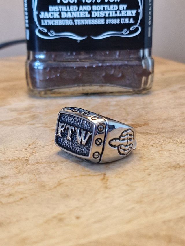 Anello fuck the world taglie 8-9-10