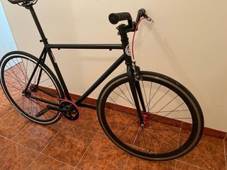 Bicicleta Fixie negra seminueva