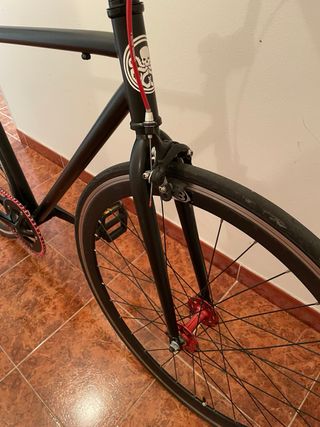 Bicicleta Fixie negra seminueva