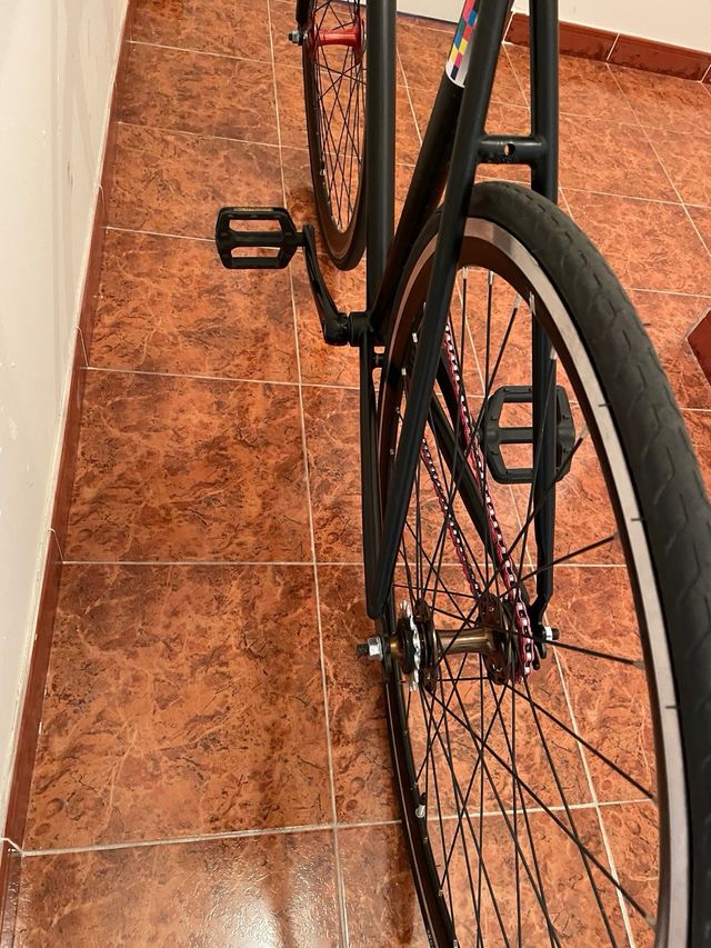Bicicleta Fixie negra seminueva