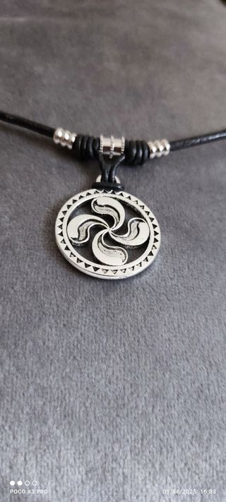 Colgante Lauburu  cuero negro
