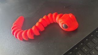 Figura Gusano 3D roja