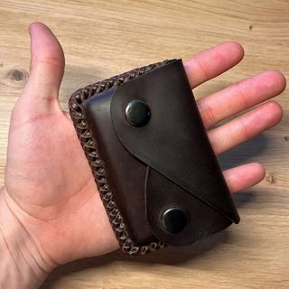 Cartera/ Monedero en  cuero cosida a mano a mano.