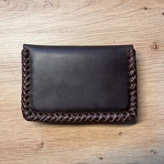 Cartera/ Monedero en  cuero cosida a mano a mano.