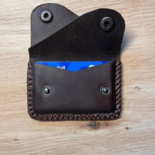 Cartera/ Monedero en  cuero cosida a mano a mano.