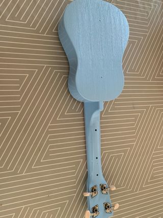 Ukelele infantil, azul pastel. Con dos púas