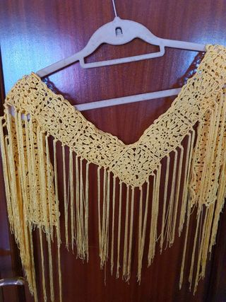 Mantoncillo crochet amarillo