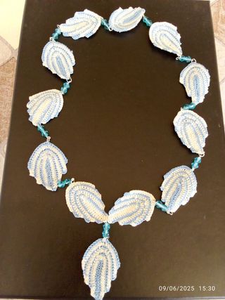 Collana uncinetto beige e blu
