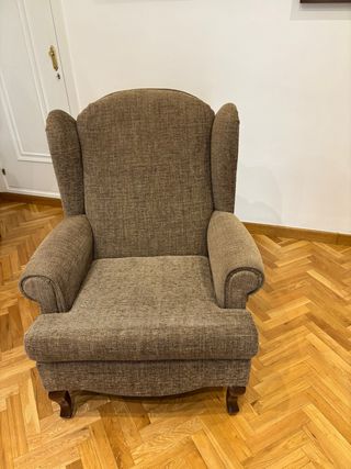 Sillón orejero marrón.Lleva 2 cojines de regalo.