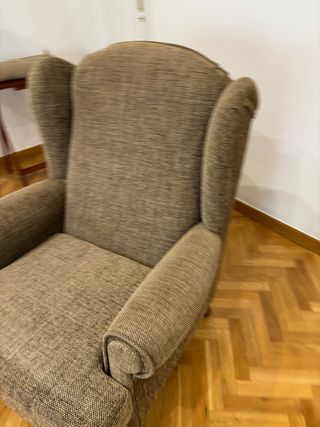 Sillón orejero marrón.Lleva 2 cojines de regalo.
