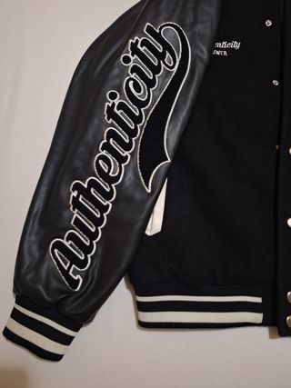Chaqueta beisbolera negra con detalles | talla s