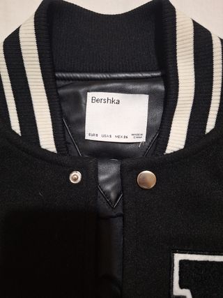 Chaqueta beisbolera negra con detalles | talla s