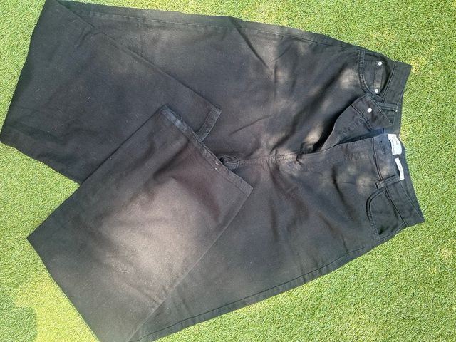 Pantalones Bershka negros, talla 40