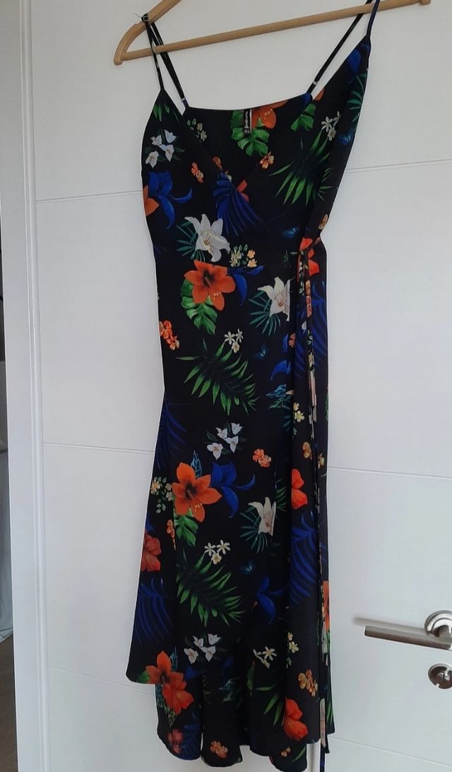 Vestido Stradivarius flores - talla S