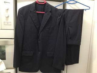 traje azul marino y blanco a rayas,52