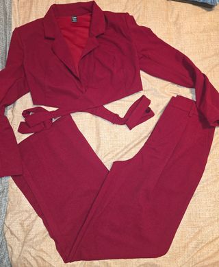 Traje rojo chaqueta corta 