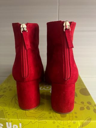 Botines rojos de tacón