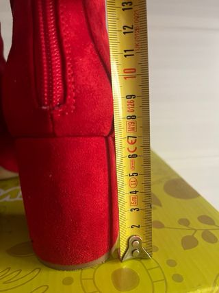 Botines rojos de tacón