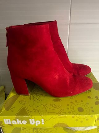 Botines rojos de tacón