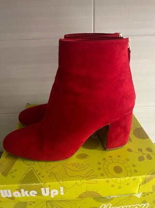 Botines rojos de tacón