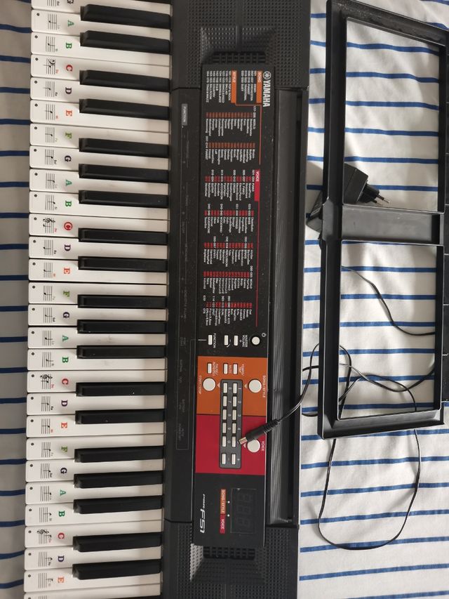 Yamaha PSR-F51 Teclado