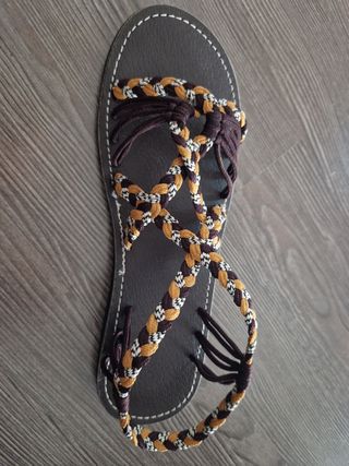 Sandalias romanas marrones y mostaza.