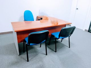 2 Sillas oficina azul & mesa madera