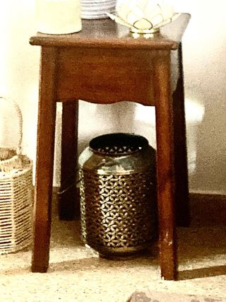 Bonito pedestal madera marron oscuro