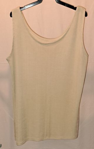 Elegante camiseta beige sin mangas 