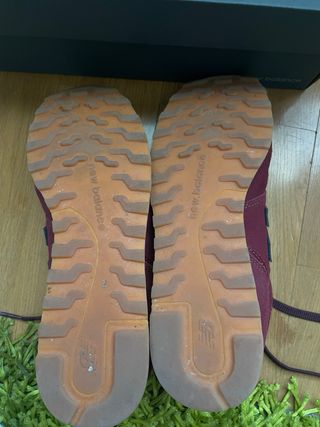 Zapatillas New Balance 373 granates y doradas